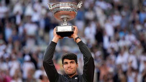 Madrid Open: Carlos Alcaraz wins title with victory over Jan  .